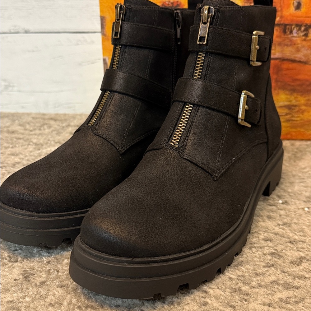 NWT Bella Vita Arcadia Lug Sole Black Ankle Boots with Buckle Detail - Picture 8 of 9